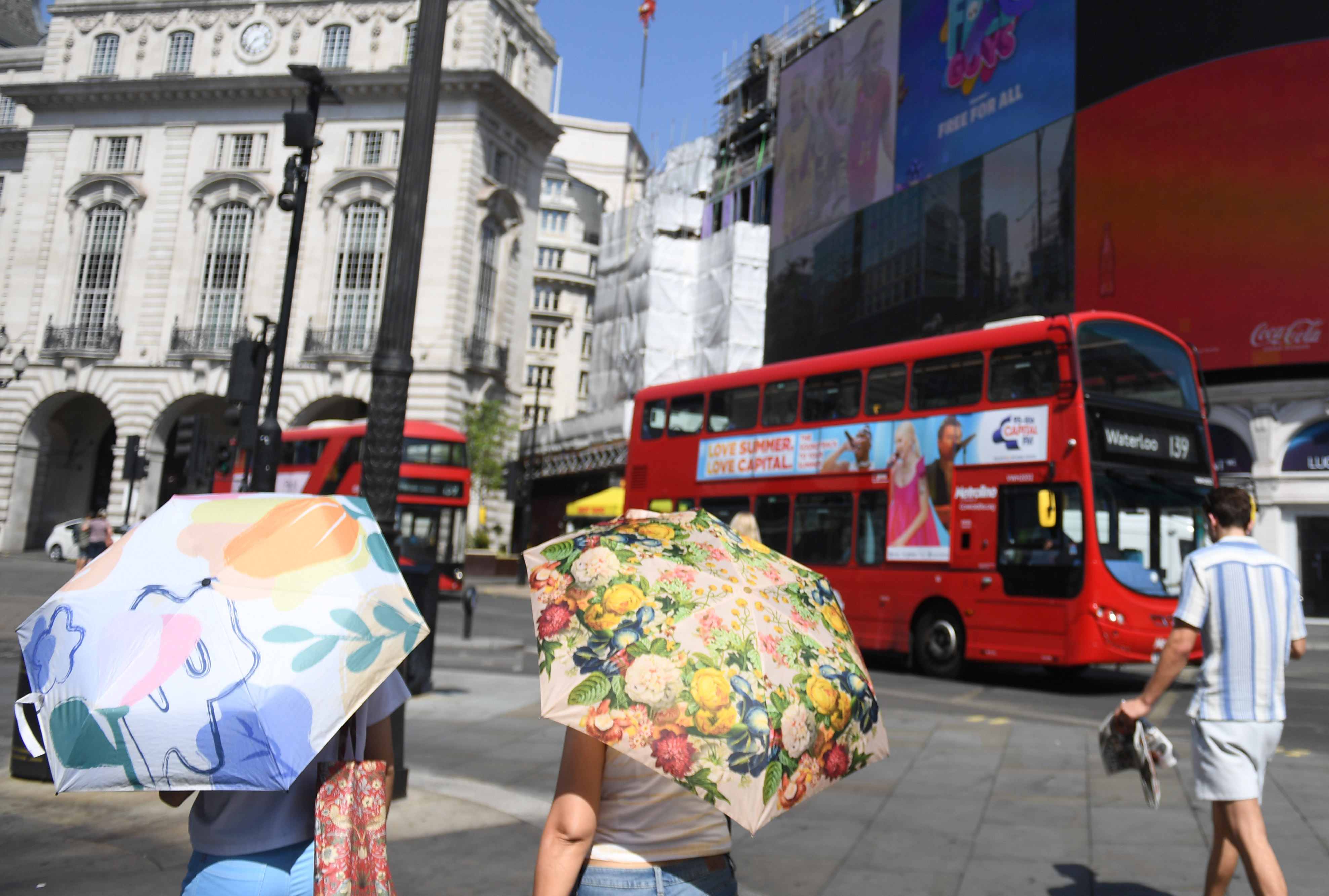 Marea Britanie se topește la peste 40 de grade Celsius. Cum și-au petrecut englezii ziua cu cele mai mari temperaturi din istorie