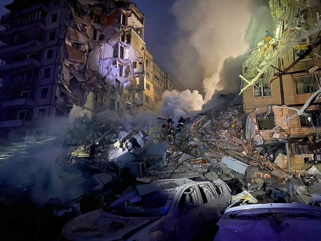 Imagini de la operațiunile de salvare a oamenilor prinși sub ruinele blocului lovit de o rachetă rusească în Dnipro