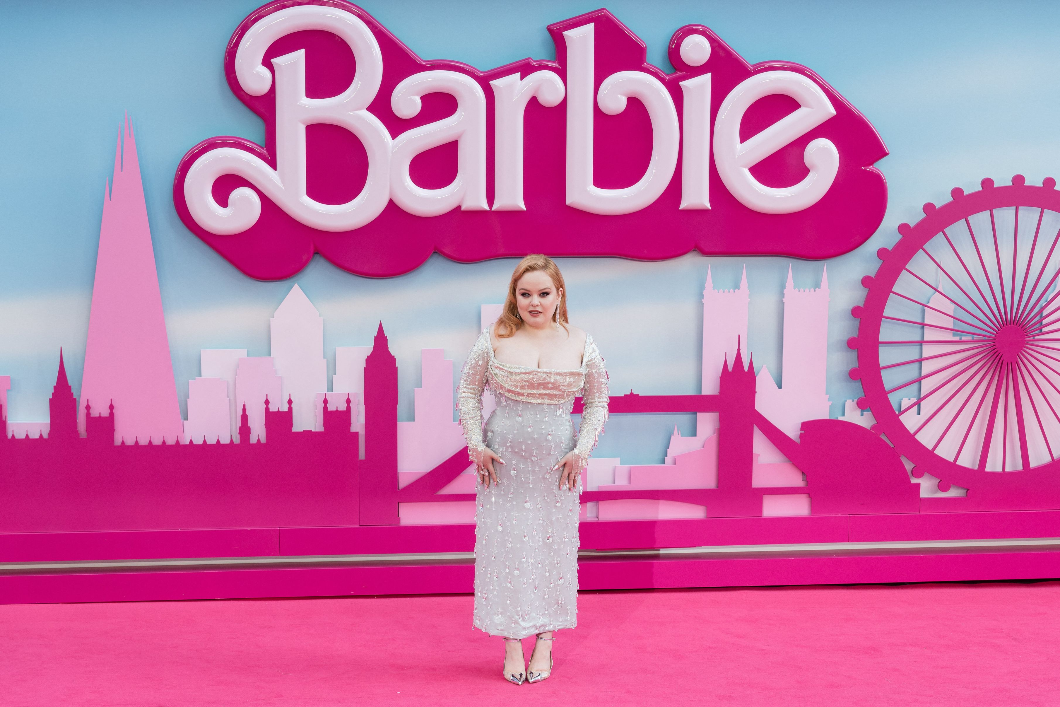 Margot Robbie și Dua Lipa, apariții spectaculoase pe covorul roz la premiera filmului „Barbie”, în Londra