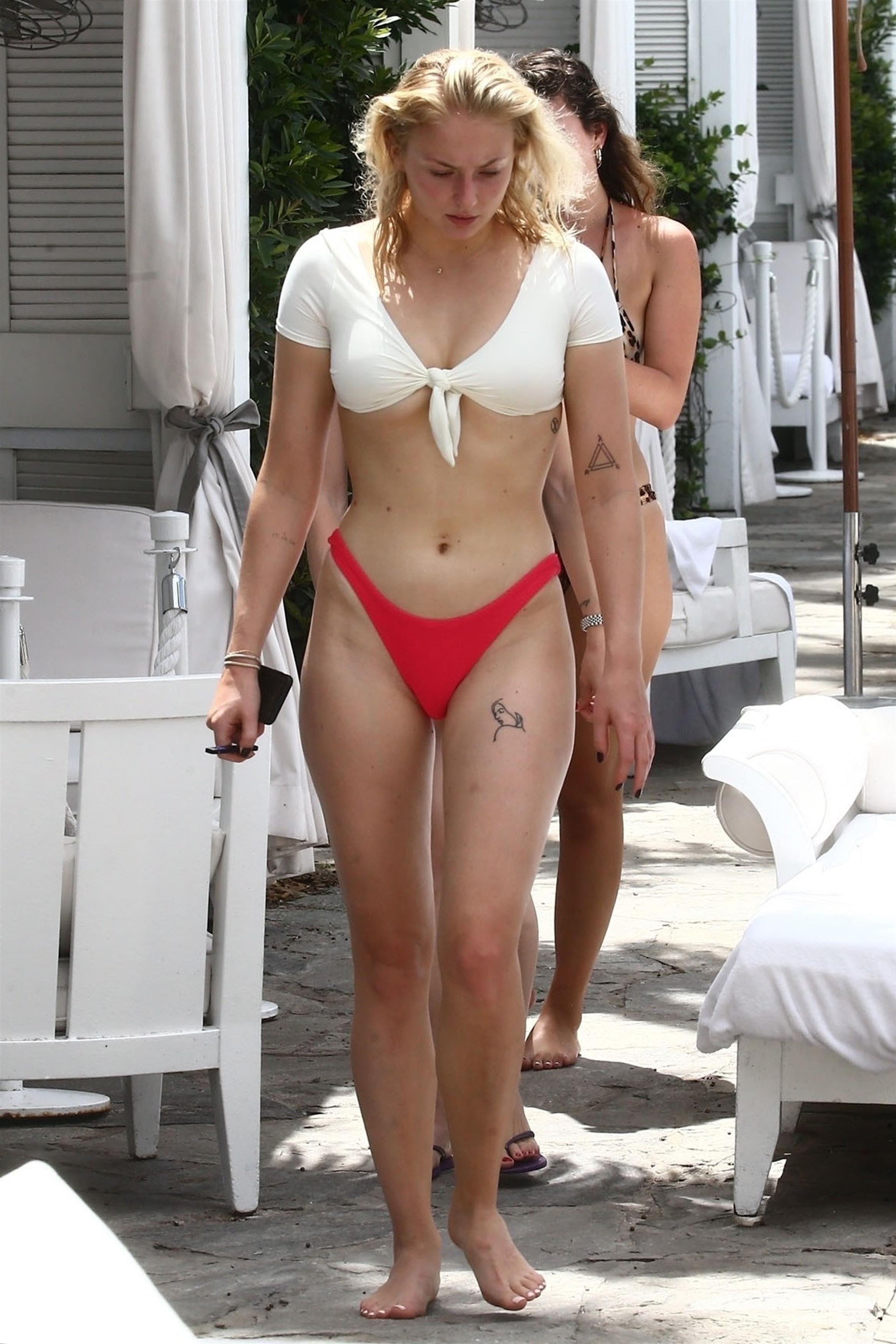 FOTO | Sophie Turner, extrem de sexy la piscină. Actrița din Game of Thrones a avut probleme cu costumul de baie