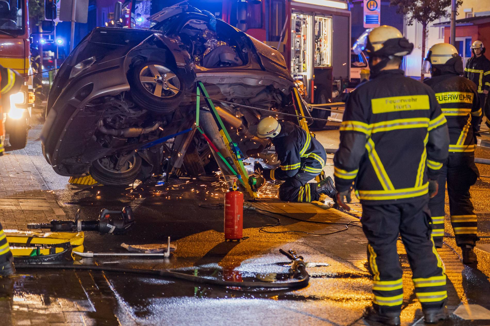 Șoferul vinovat de accidentul cu 14 victime și 10 mașini distruse, filmat blocat la volan, în Köln. Arestat, după ce a fost descarcerat. VIDEO