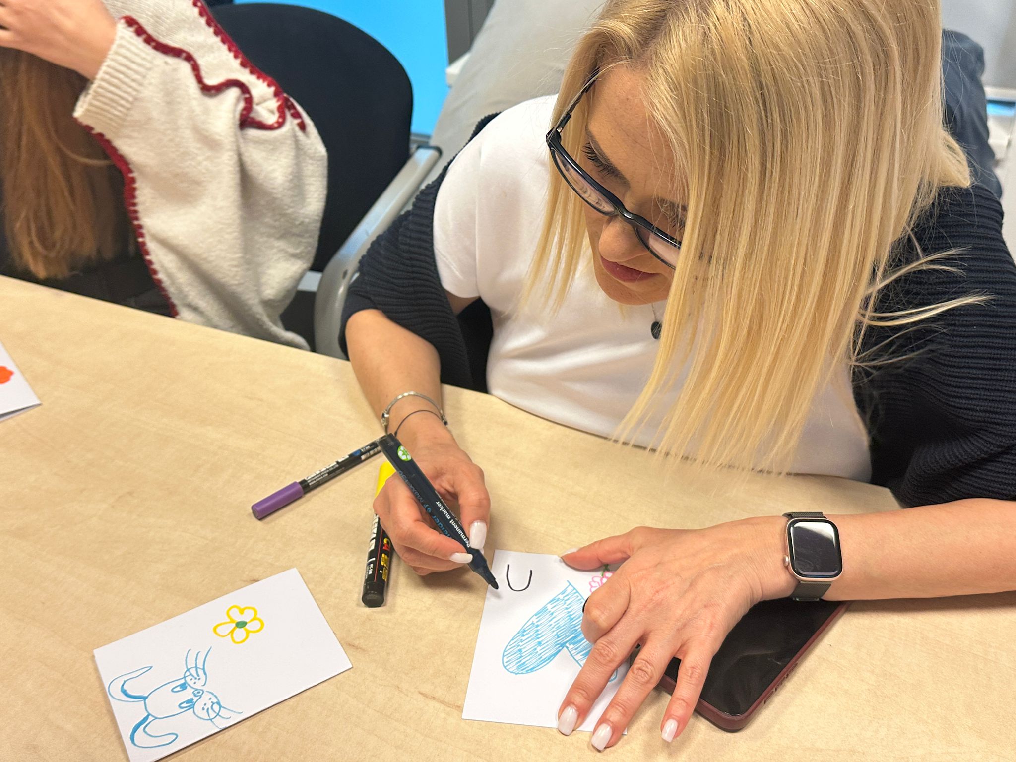 Fundația Ringier împreună cu Asociația Magic, la „Atelierul de creație și fapte bune”: felicitări și jucării de pluș pentru copiii din secțiile de oncopediatrie din București