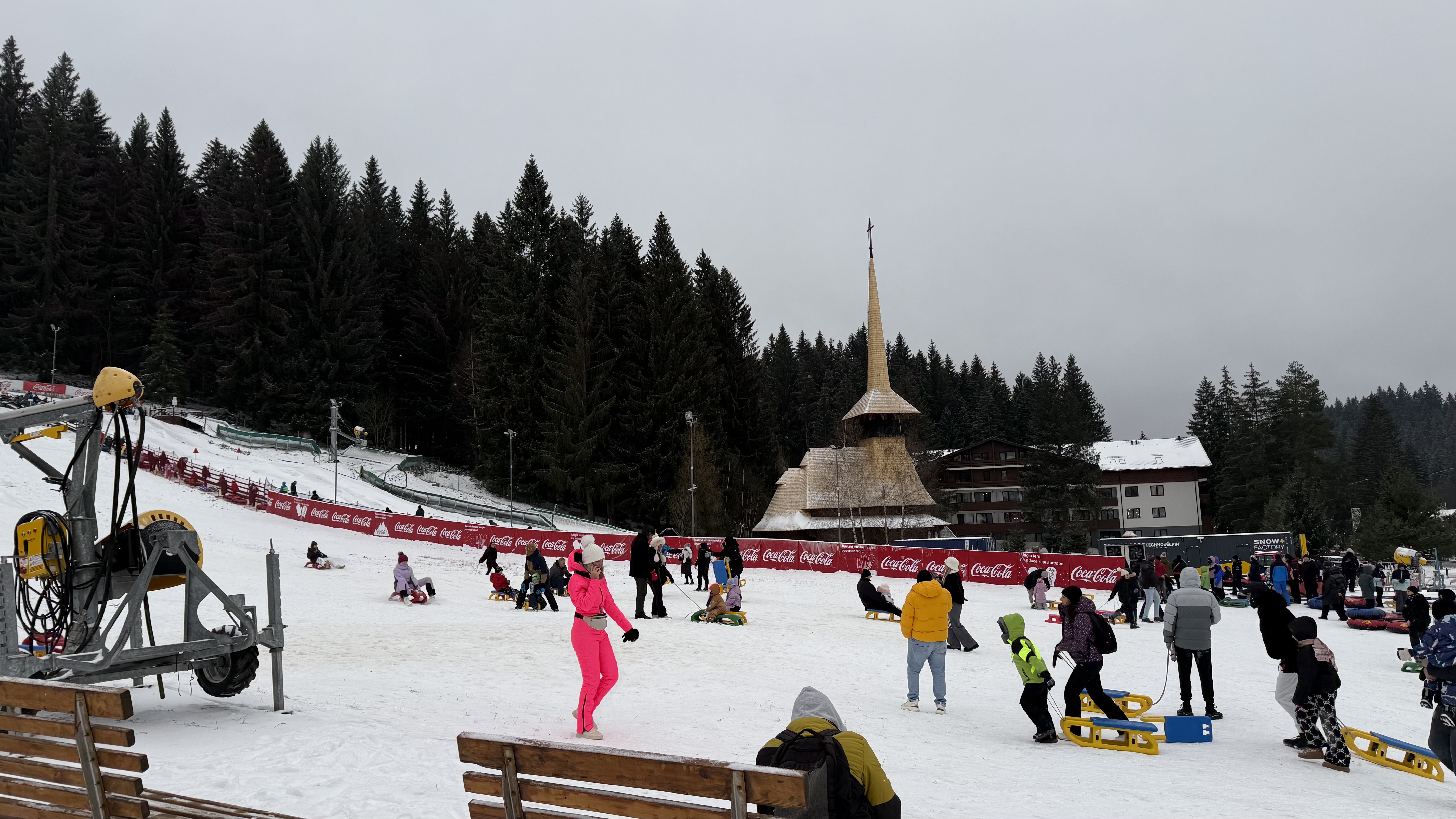 Vacanță cu nervii întinși la maximum: haos, cozi peste tot și alcool pe pârtie în Poiana Brașov