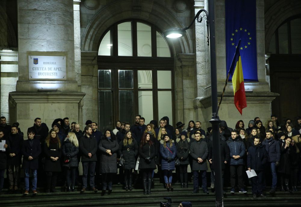 FOTO&VIDEO/ Sute de magistrați au protestat la Curtea de Apel București