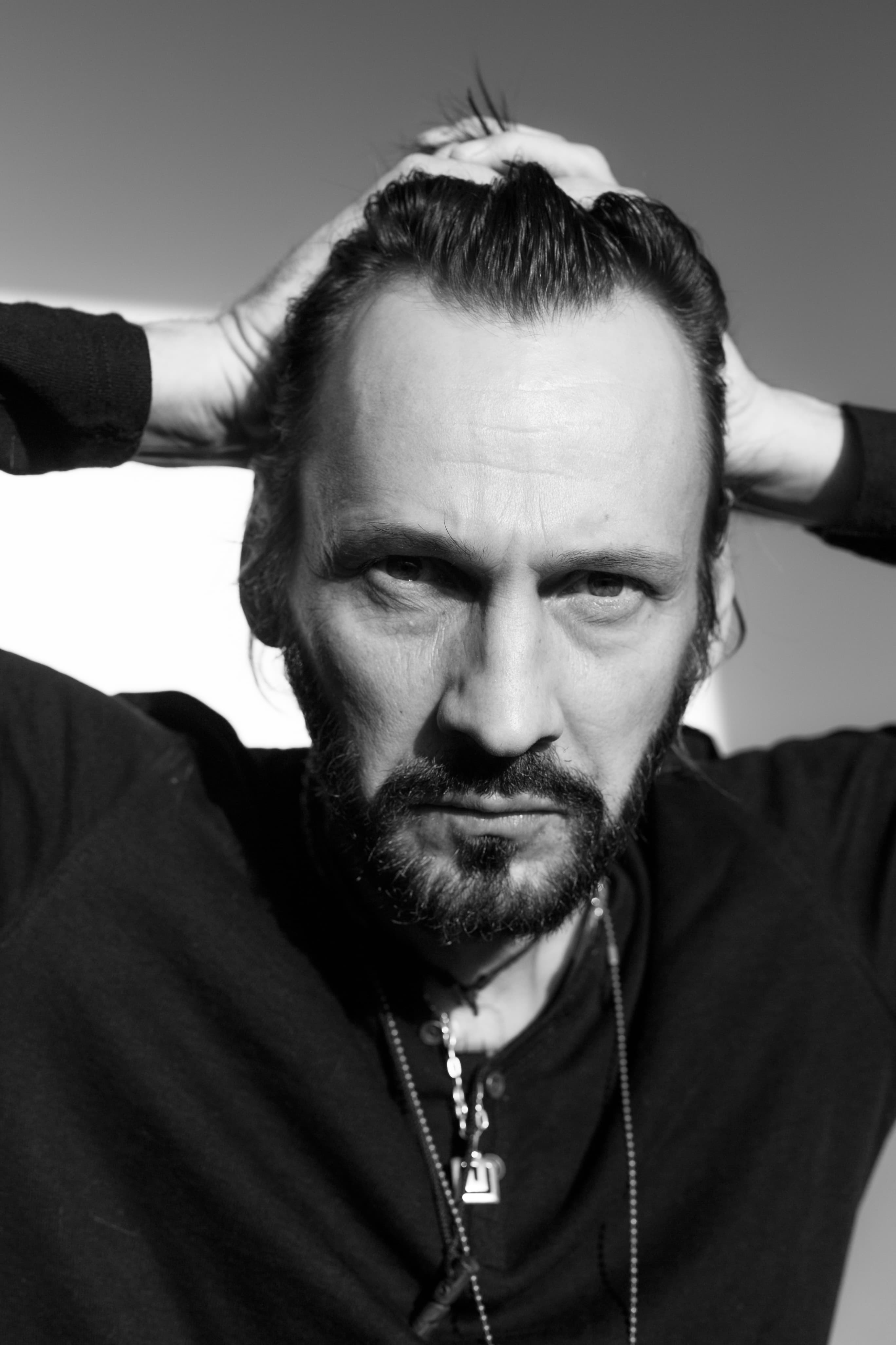 Melodia cântată de oameni când îl văd pe Bogdan Farcaș pe stradă. Actorul e cunoscut de toată țara drept Ciomag din „Clanul”