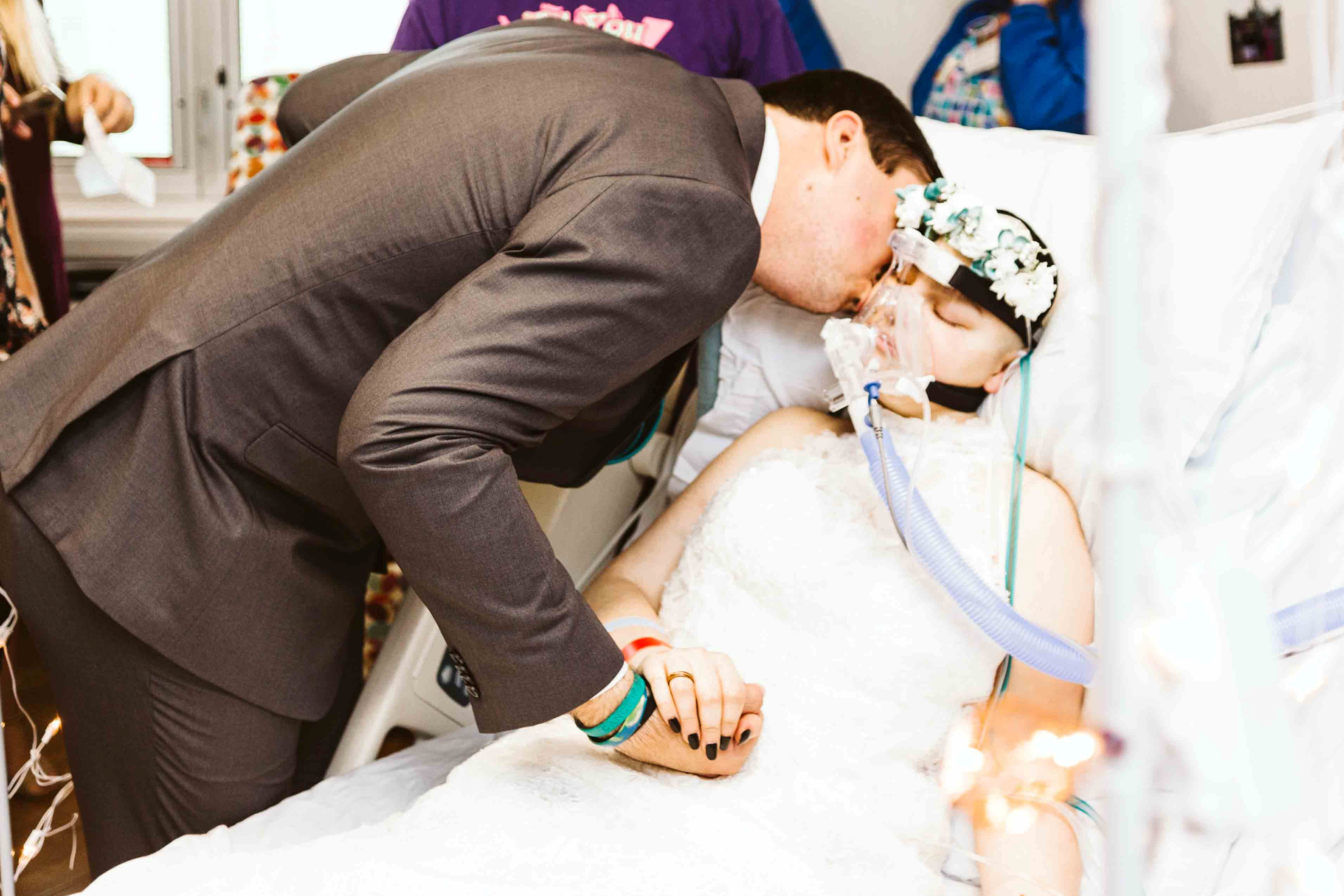 FOTO | O tânăra bolnavă de cancer a avut parte de nunta visurile ei cu trei zile înainte să moară