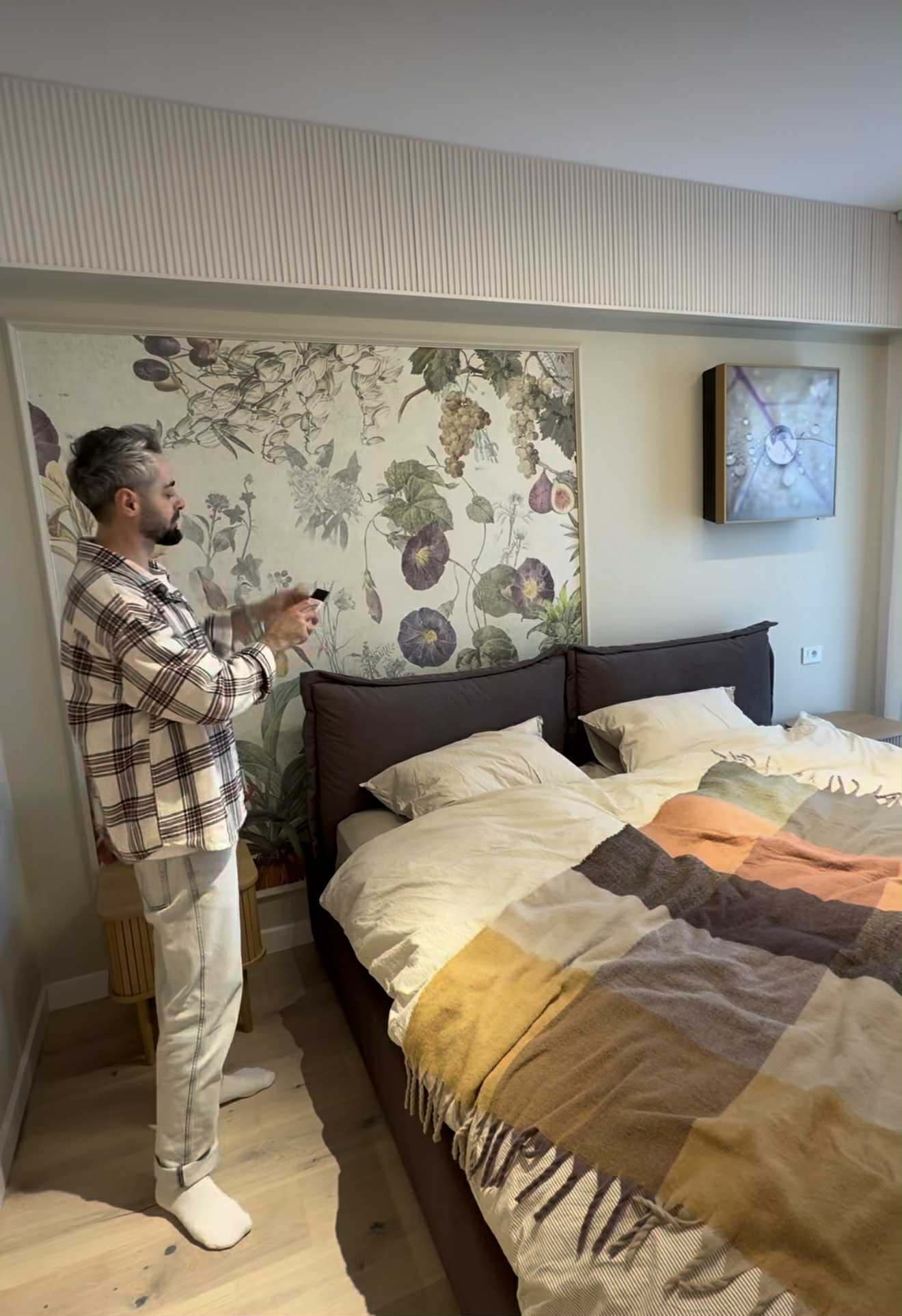 Imagini din apartamentul de lux în care locuiește Radu Bucălae cu soția. Mobila e făcută la comandă, la sfatul designerilor de interior
