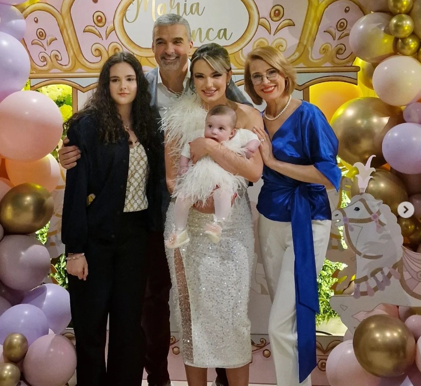 Cum e relația Dianei Enache cu Ionuț, băiatul lui Sorin Ovidiu Vîntu, de când au devenit părinți. „Și bunicul se descurcă, o iubește pe cea mică”