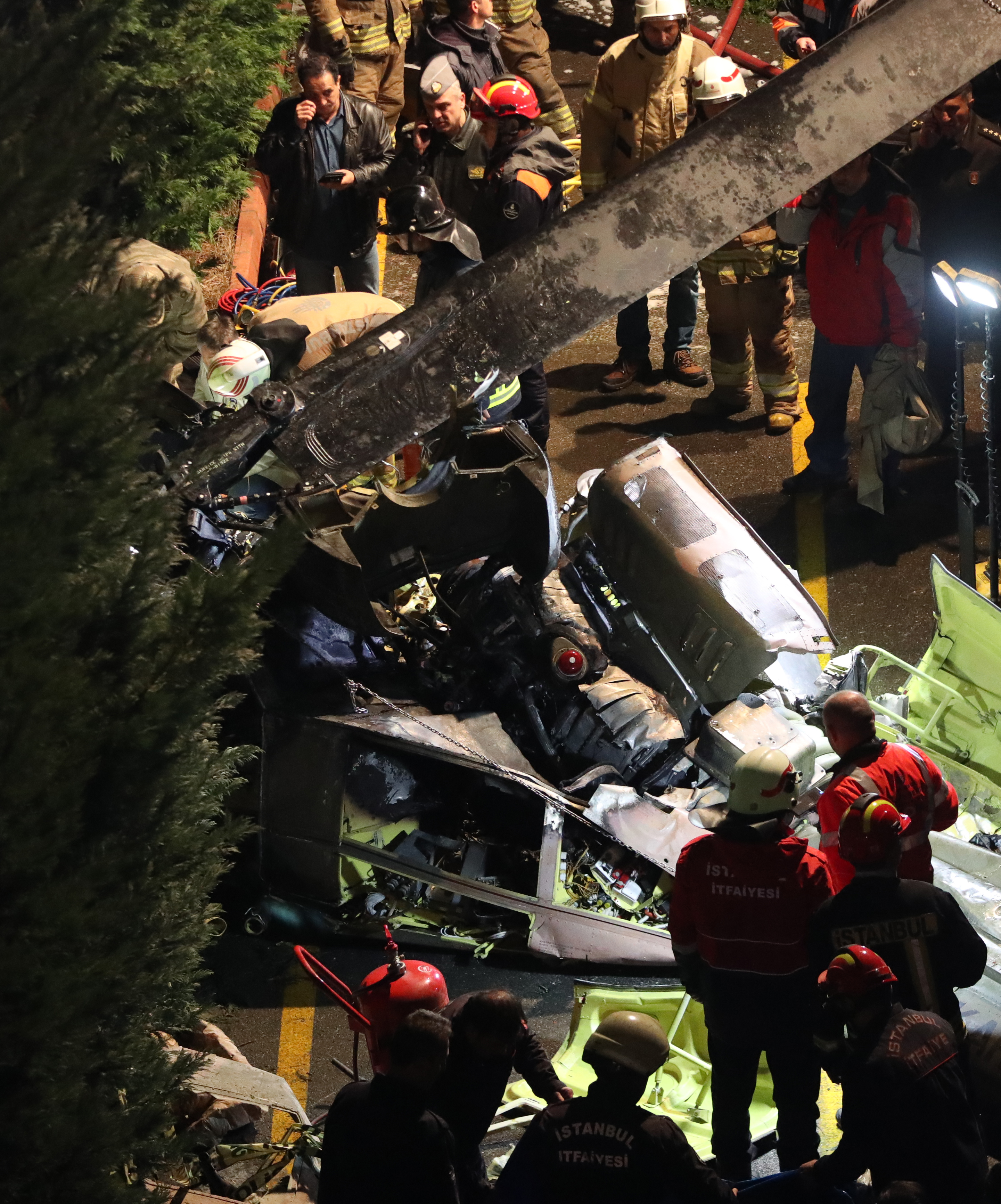 FOTO și VIDEO | Un elicopter s-a prăbuşit într-o zonă rezidenţială din Istanbul. Presa turcă: Patru militari au murit