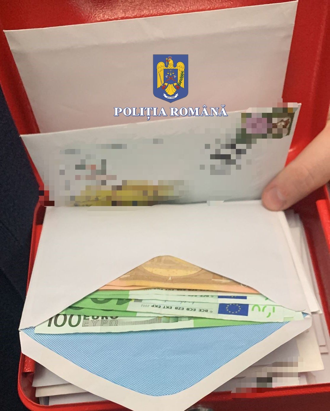 Valută din 8 țări și zeci de tablouri, găsite în urma perchezițiilor în dosarul „stimulatoarelor cardiace de la decedați”. Despre ce sume e vorba