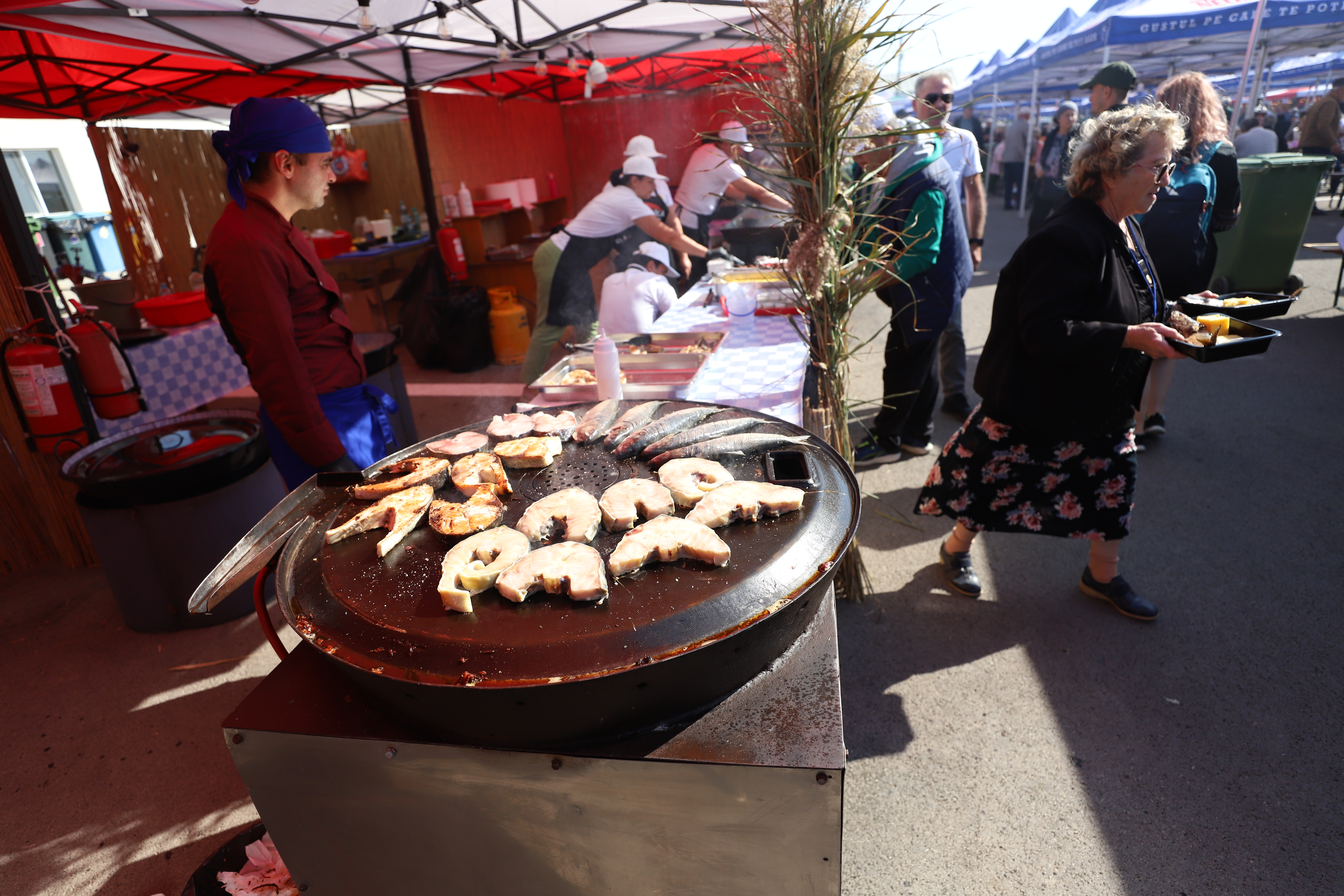 Secrete culinare de la Festivalul Borșului Lipovenesc din Jurilovca. Fără morcov, dar cu ardei și țicore de baltă: „Adevăratul gust îl dau oasele!” | FOTO REPORTAJ