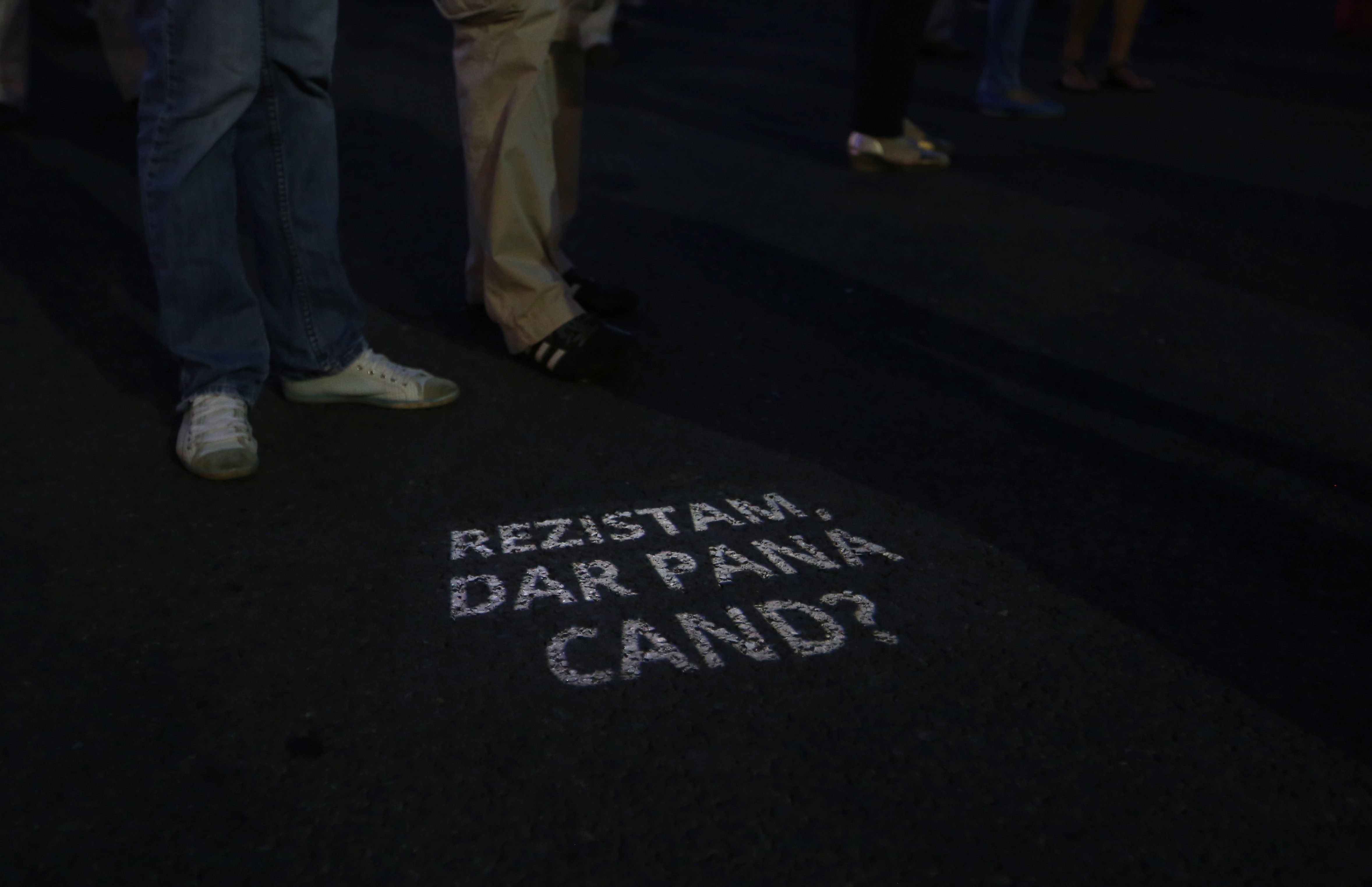 FOTO&VIDEO/ Peste 2.500 de oameni au protestat în Piața Victoriei faţă de modificările la legile justiţiei