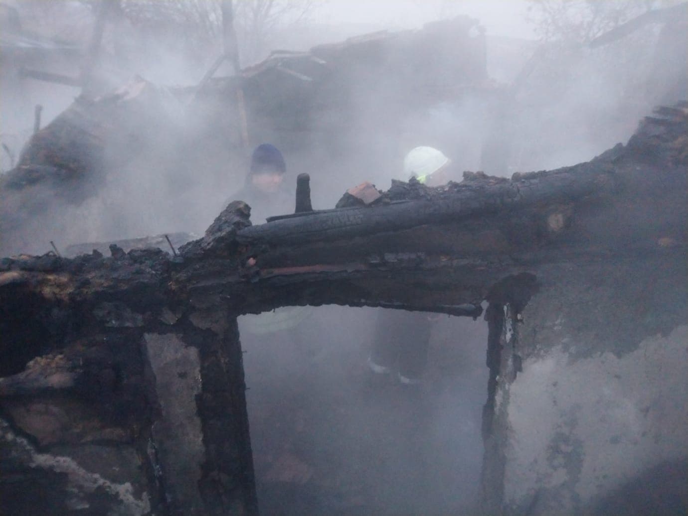 FOTO | Doi vasluieni, mamă și fiu, au murit carbonizați într-un incendiu