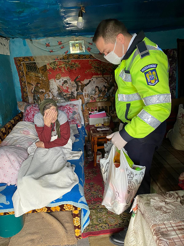Gest emoționant în ajunul Paștelui. Ce au făcut polițiștii din Vaslui după ce o bătrână a sunat plângând la 112 și a spus că nu are ce mânca
