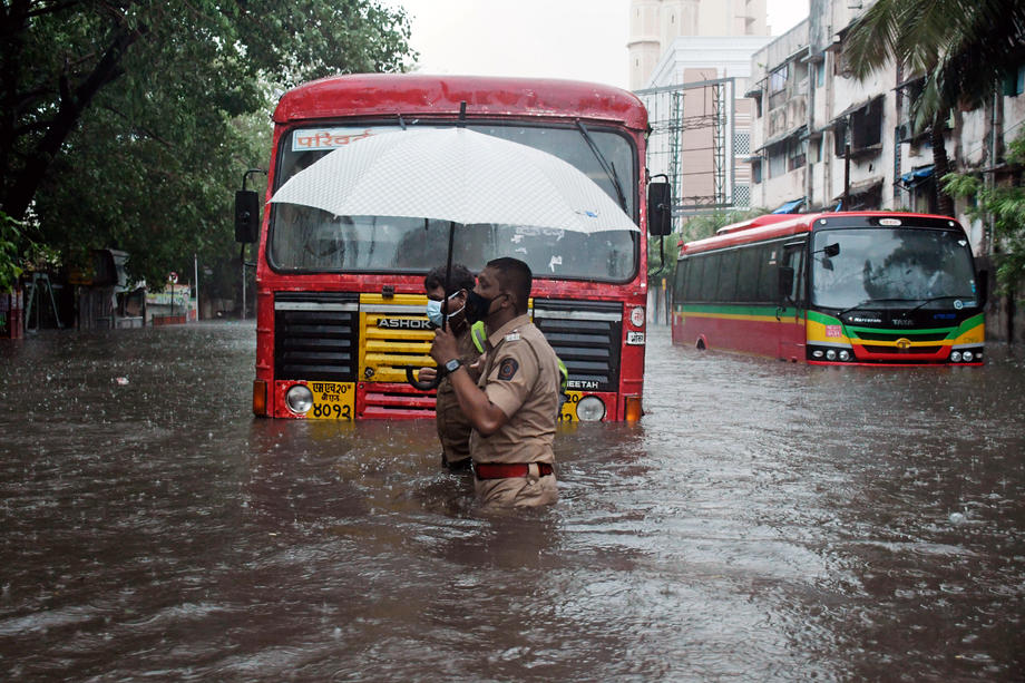 Cel puțin 24 de oameni au murit și alți 96 sunt dați dispăruți pe mare, în urma ciclonului Tauktae, care a devastat India