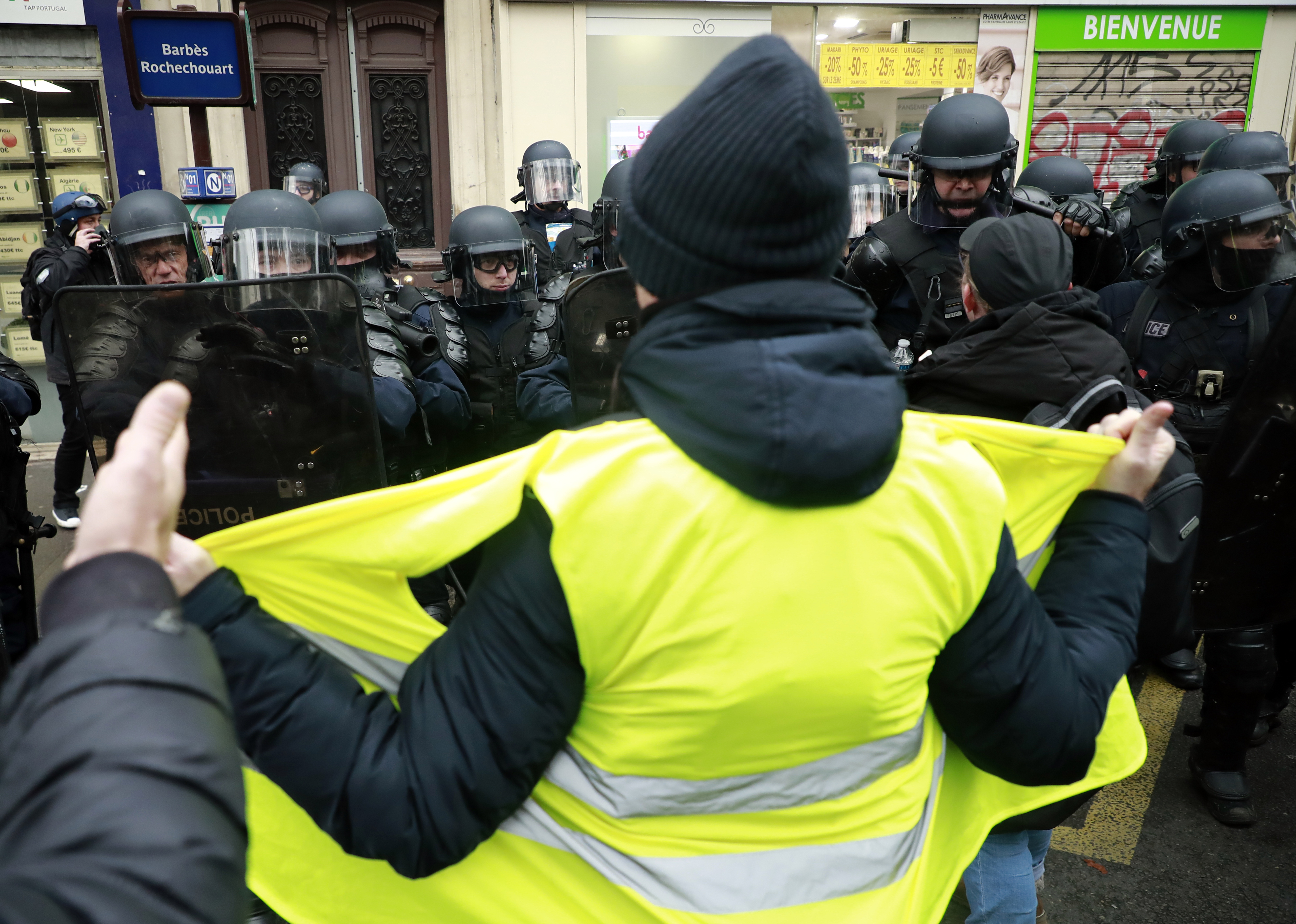 UPDATE | Noi violențe la Paris, la aniversarea unui an de la protestele „Vestelor Galbene”. Polițiștii au folosit gaze lacrimogene și au reținut peste 100 de persoane