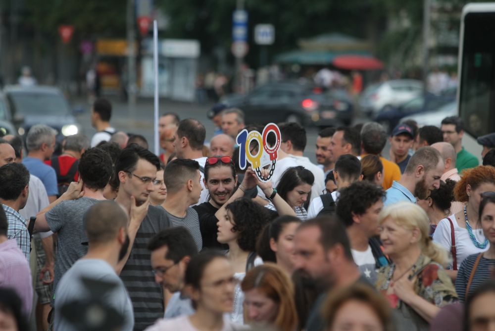 FOTO&VIDEO/ Câteva mii de persoane au protestat în Piața Victoriei, joi seară