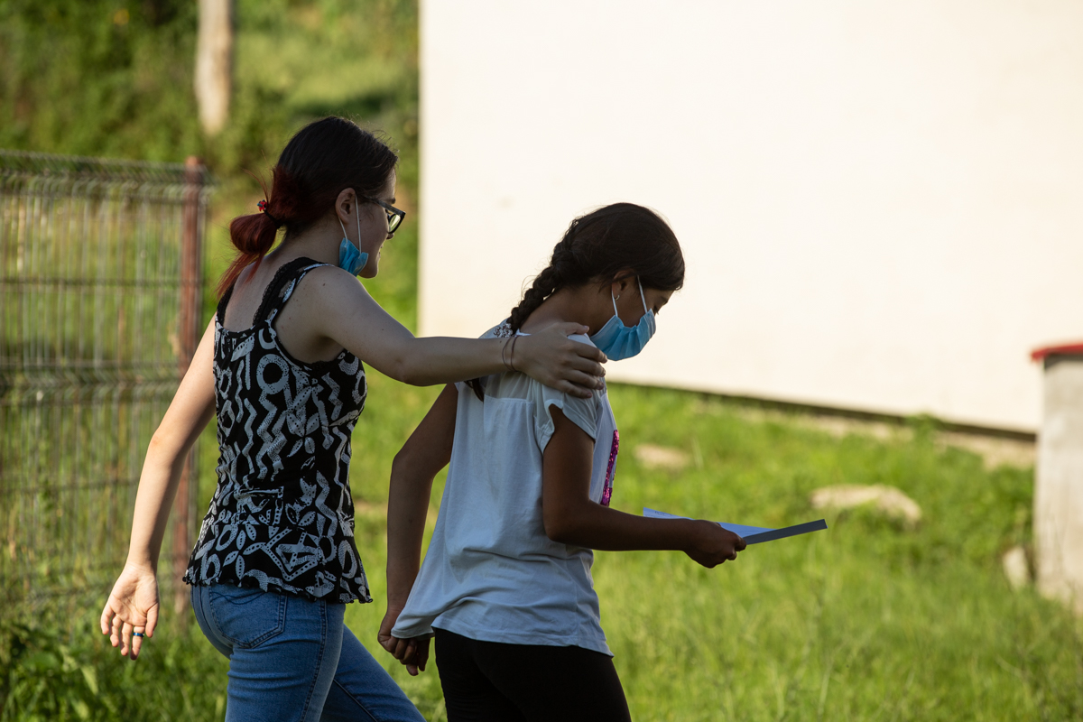 Într-un sat bântuit de sărăcie, un centru de zi le dă o șansă copiilor sărmani. „Nu poţi educa un copil flămând. Îi ungi o felie de pâine cu ceva şi apoi poți să-i umpli şi mintea cu matematică”