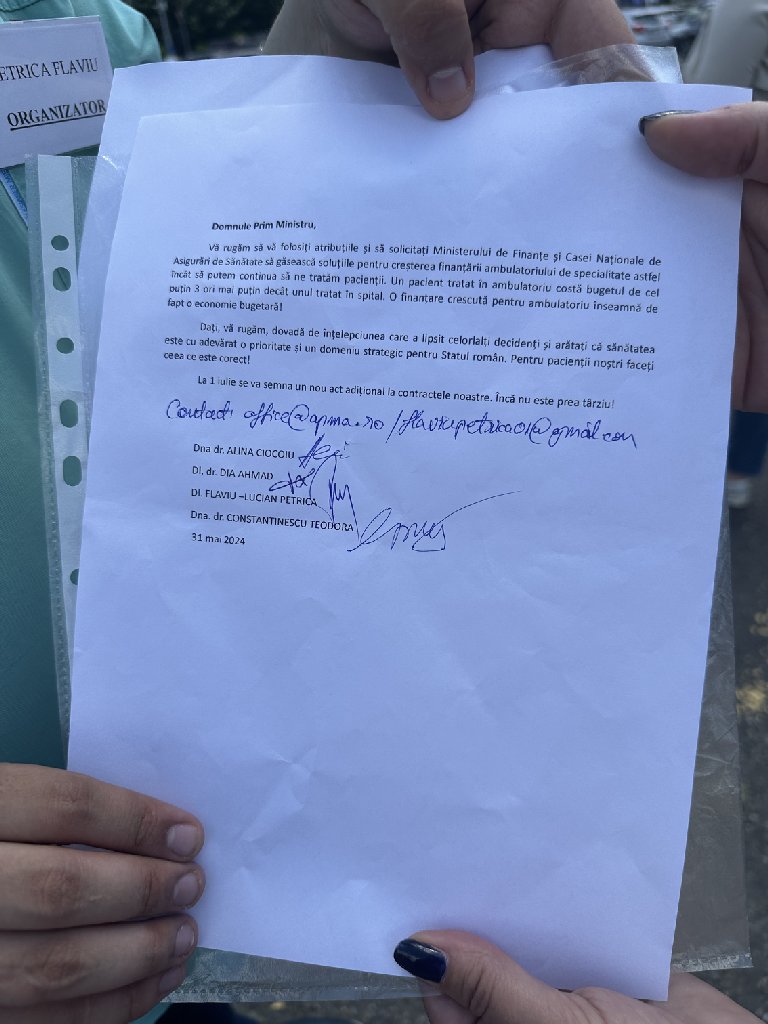 Protest al medicilor din cadrul ambulatoriilor de specialitate în fața Guvernului. Ce nemulțumiri au