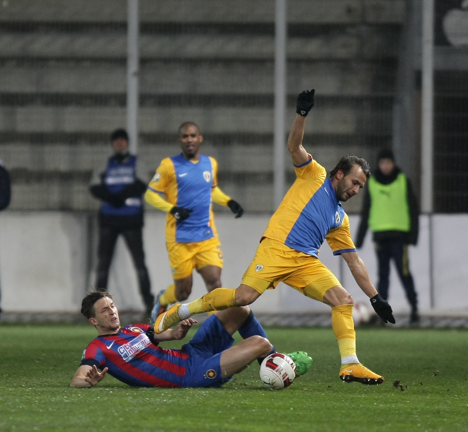 Cupa României, semifinale: PETROLUL - STEAUA 1-1. Arbitru ComănesKO / VIDEO