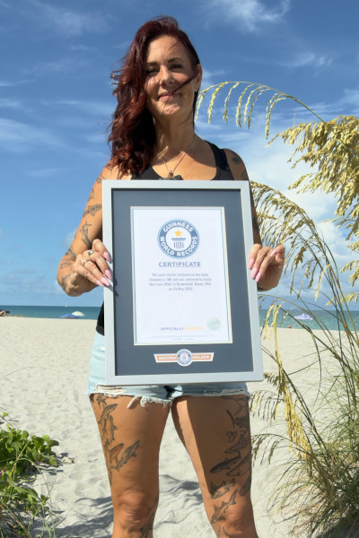Femeia care și-a făcut un tatuaj pentru fiecare rechin pe care l-a întâlnit: „La început credeam că mă vor mânca”