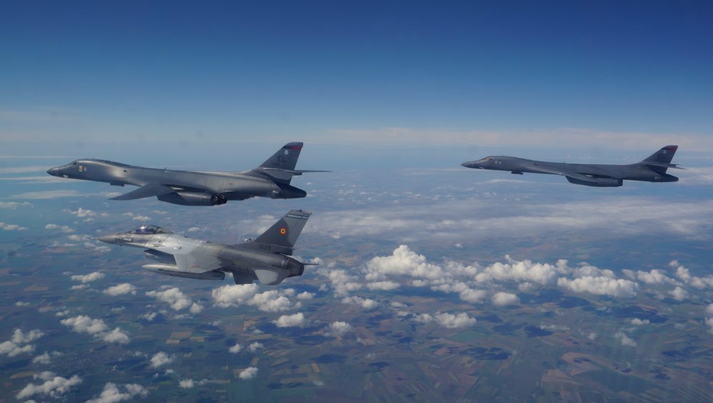 Bombardierele americane au desfăşurat în premieră antrenamente în spaţiul aerian al României