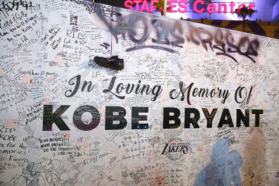 Omagii impresionante la primul meci al echipei LA Lakers după decesul lui Kobe Bryant. Jucătorii au lăsat două scaune goale pentru fostul star NBA și fiica lui Gianna