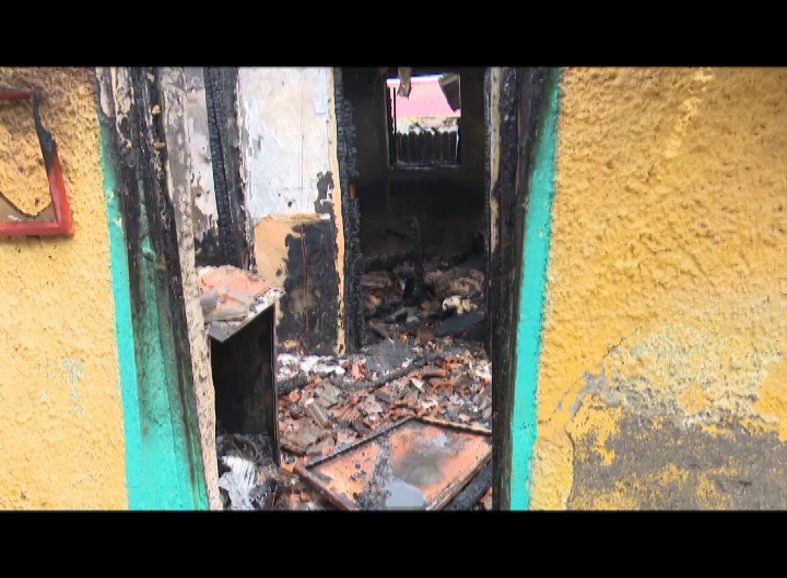 Și-a dat foc la casă, supărată fiind pe cei care o îngrijeau FOTO&VIDEO