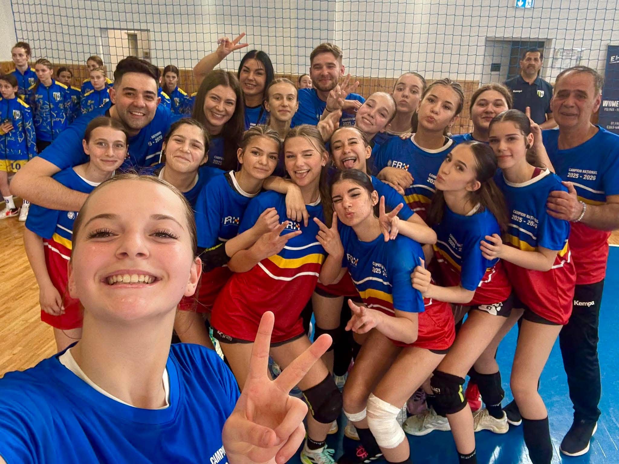 Cum a ajuns o tânără antrenoare de handbal să câștige titlul de campioană a României alături de Kids Tâmpa Brașov: „Reprezintă toate momentele în care am fost aproape să renunț, toate lacrimile”