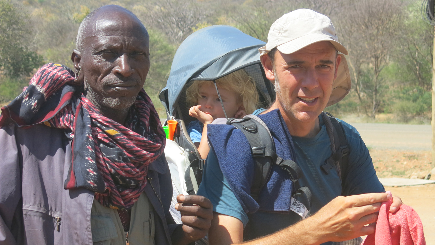 Aventura unei românce și a soțului ei francez care străbat lumea pe jos cu 30 de lei pe zi: atacați de câini în Turcia, cu copilul în „rucsac” prin Africa: „A fost o expediție de nebuni”