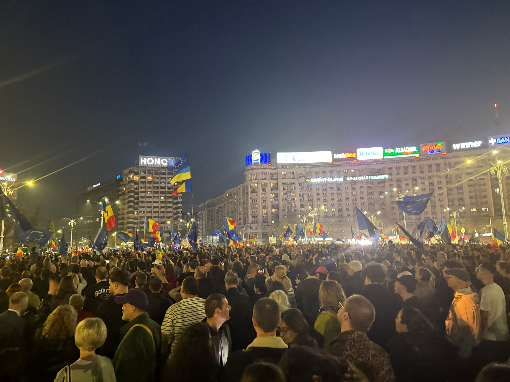 Miting EuRo Manifest în Piaţa Victoriei pentru susținerea apartenenţei la UE. Fanii lui Călin Georgescu, identificați de jandarmi