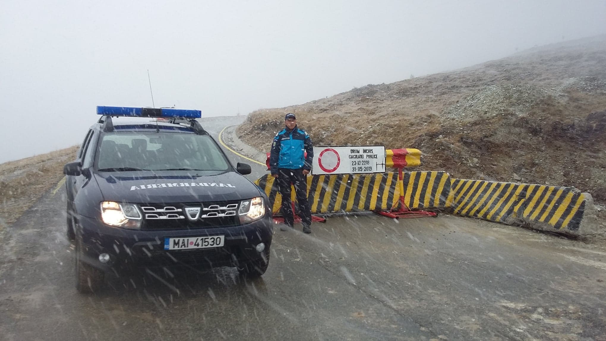 Turiști blocați în zăpadă pe Transalpina, pe un drum care era închis. Cum au încercat să se salveze / FOTO