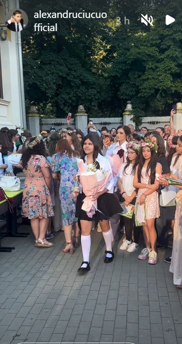 Tradiția pe care Alina Sorescu și Alexandru Ciucu o respectă la final de an școlar! Ce a făcut designerul în timp ce artista era la câțiva metri distanță
