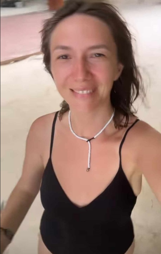 Imagini cu Adela Popescu în costum de baie, după ce a zis că e nemulțumită de silueta ei. Cum arată după ce a născut trei copii