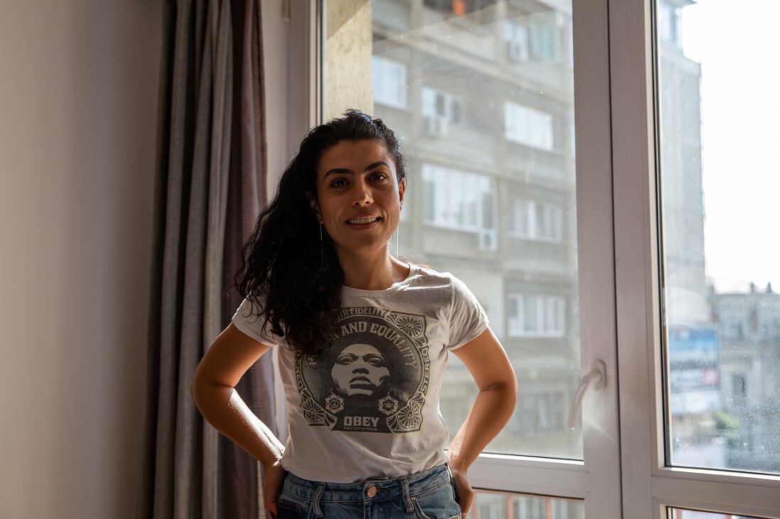 “Sunt romă, dar obișnuiam să fiu rasistă”. Povestea unei tinere actrițe din Ferentari căreia teatrul i-a schimbat viața