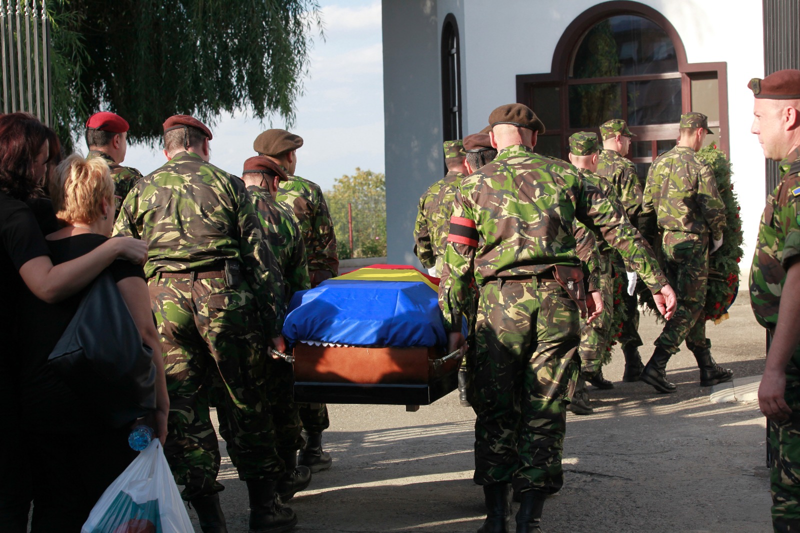 GALERIE FOTO: Sicriul cu trupul neînsuflețit al militarului Mădălin Stoica ucis în Afganistan, depus la Buzău. Mama și soția militarului, împietrite de durere