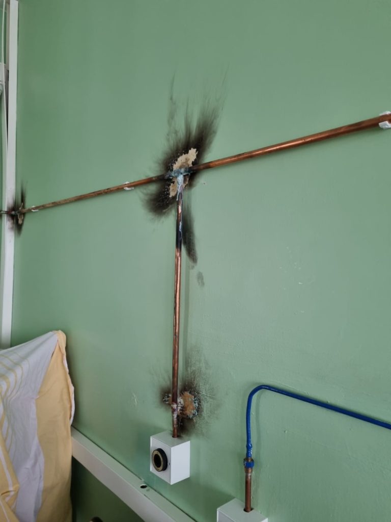 Noi probleme la Spitalul Județean Reșița: Concentrația de oxigen de la ATI COVID ar fi depășit limita admisă, iar pacienții au fost evacuați de urgență