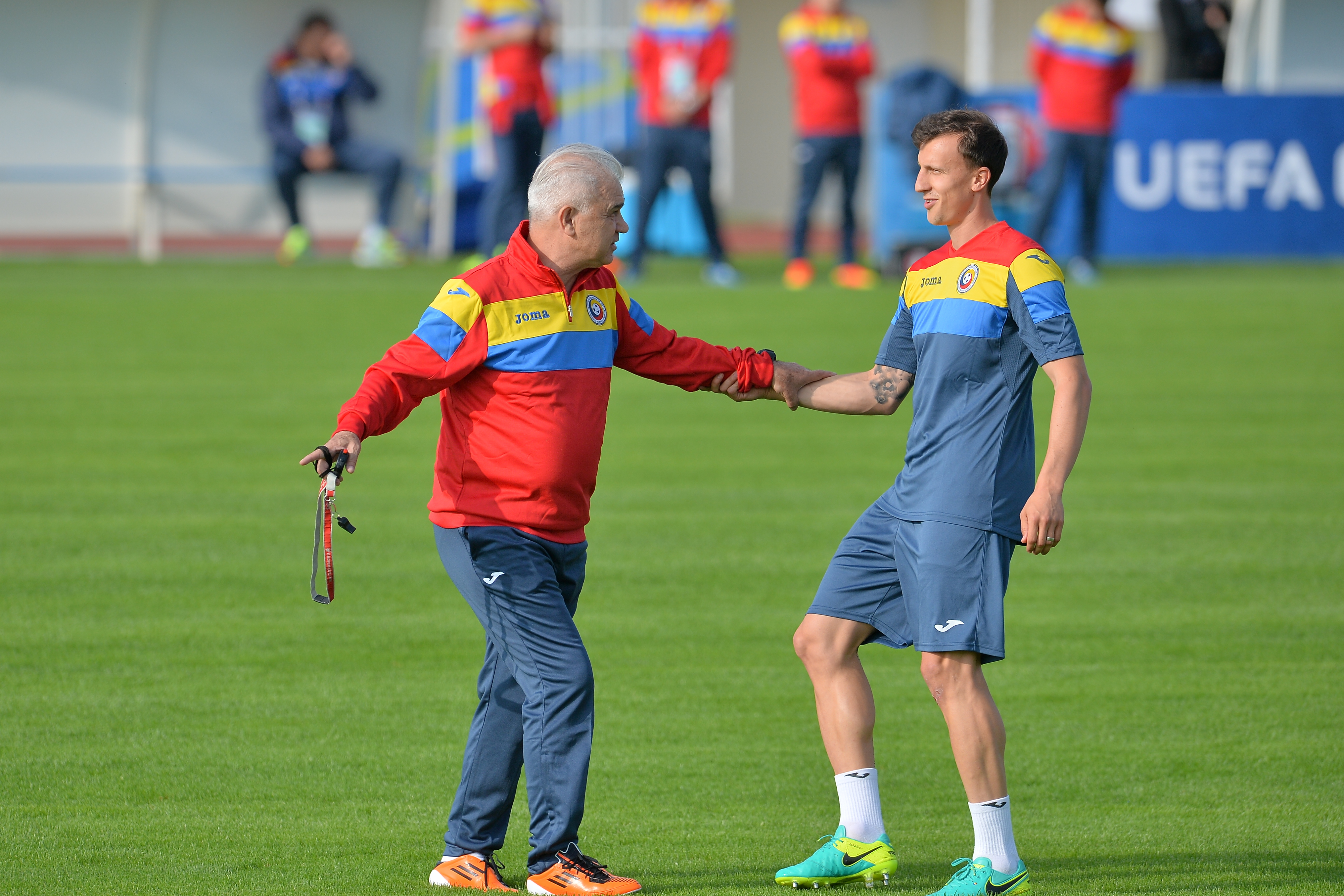 Euro 2016. Corespondență din Franța. Chiricheș a rezistat testelor la care a fost supus la primul antrenament efectuat de națională în Franța. ”Nea Puiu, hai cu iconița!” FOTO&VIDEO