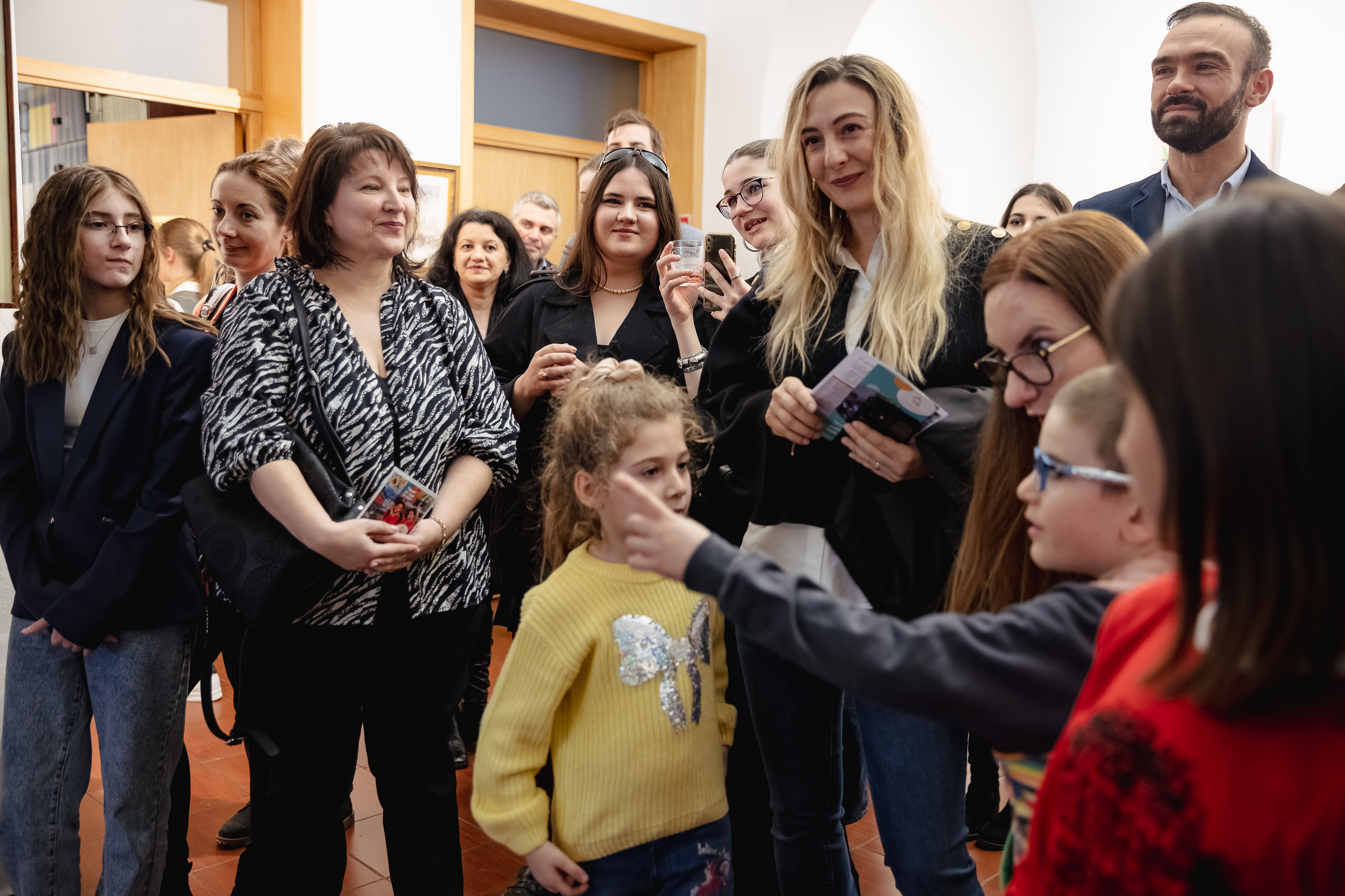 Americanca noastră Didi de la Amurtel strânge bani din artă pentru copiii defavorizați: „Să nu mai pună sendvișul în buzunar!”