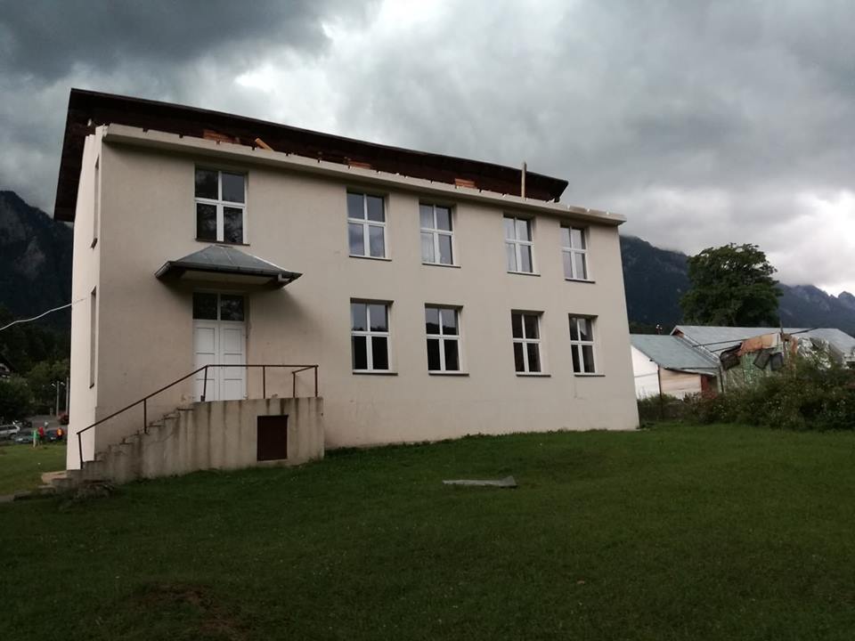 Acoperișul unei școli din Poiana Țapului, Prahova, a fost smuls de vijelie. „A fost o tornadă”