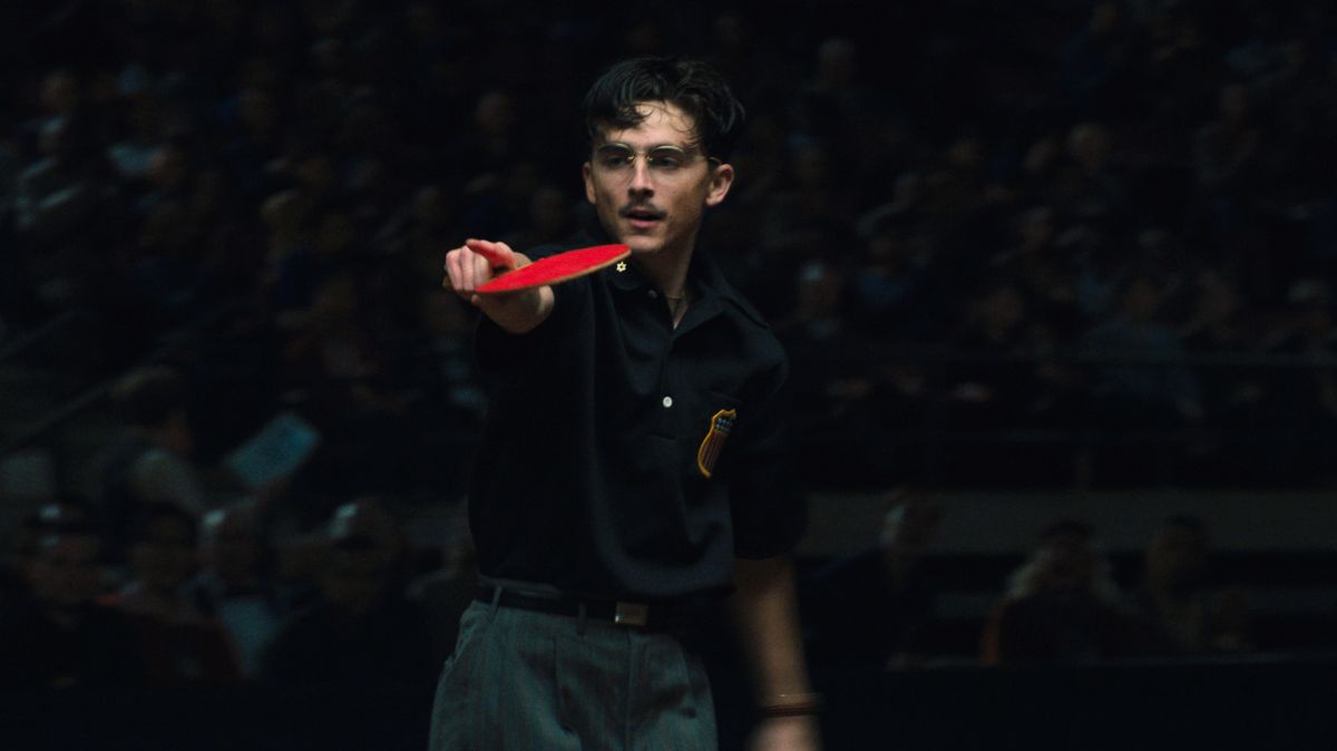 Când apare în cinematografele din România filmul „Marty Suprem”, pentru care Timothee Chalamet a primit primul său Glob de Aur