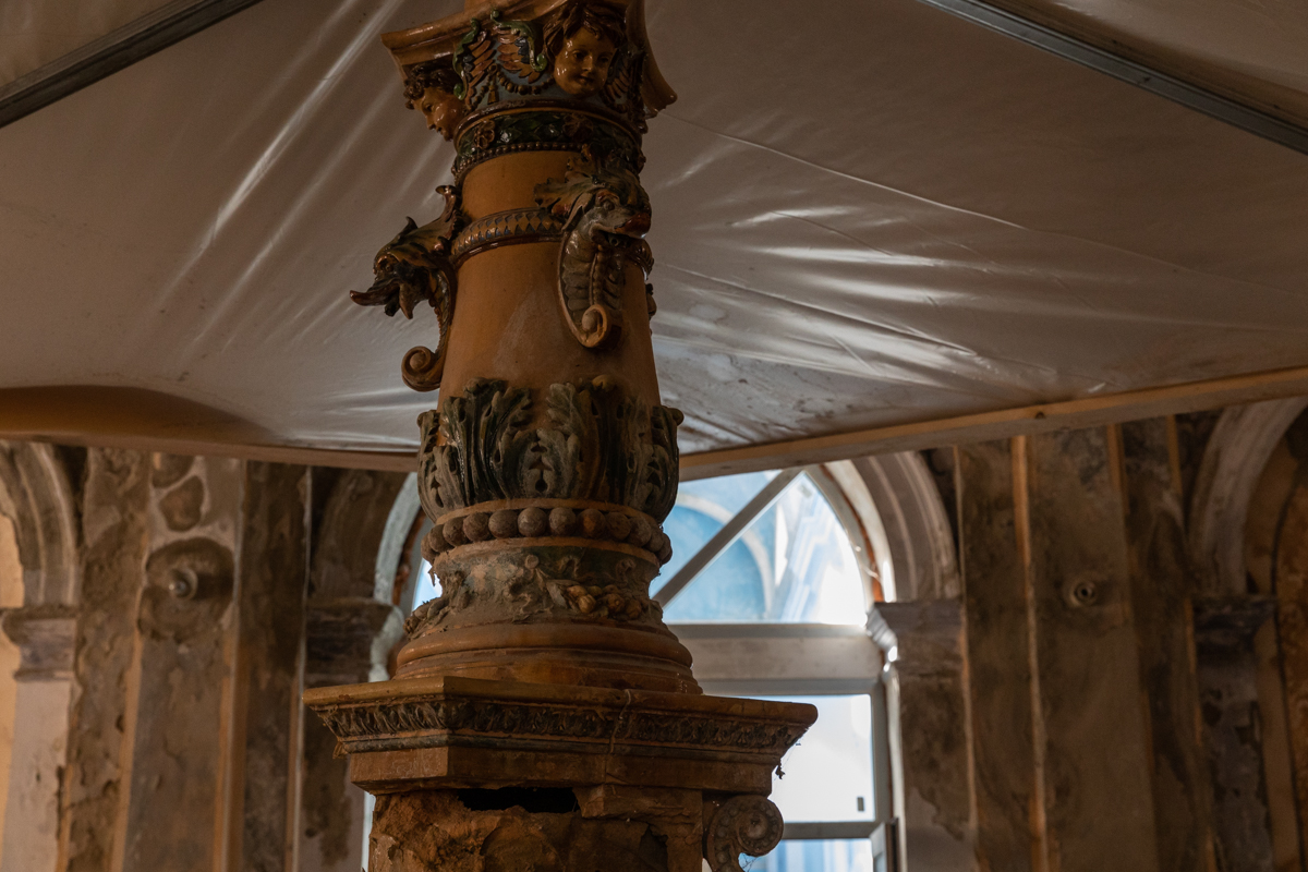 Cum au dispărut ornamentele din Baia Neptun de la Herculane, pe care un grup de tineri încearcă să o salveze. „Dacă te uiți prin oraș, o să le vezi montate pe case, pe balcoane”