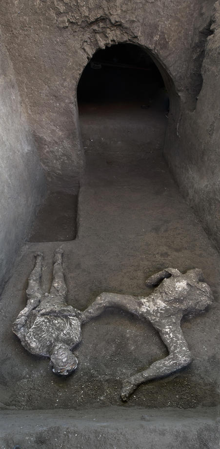 Rămășițele foarte bine conservate a doi bărbați uciși în erupția vulcanică de la Pompeii, descoperite de arheologi