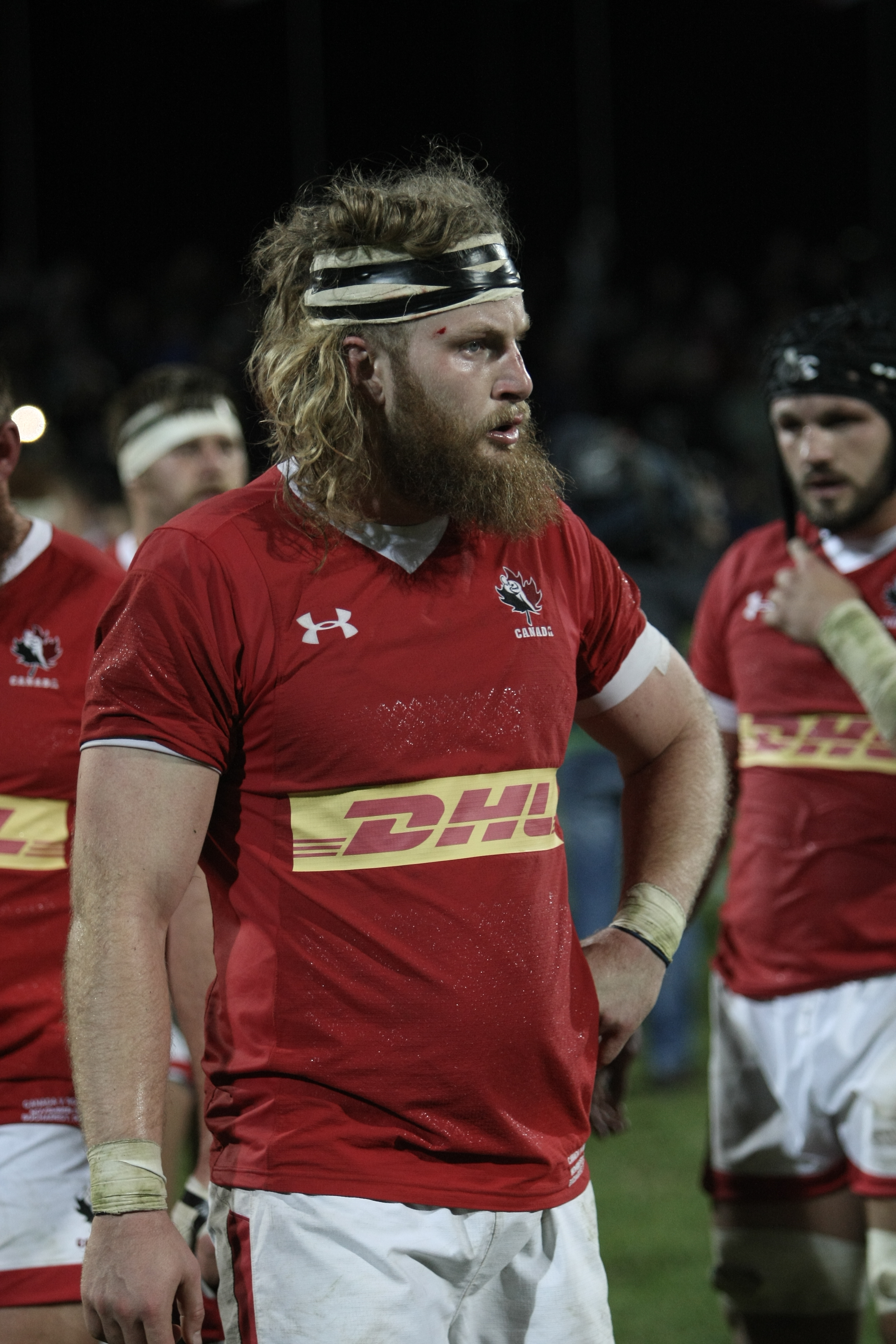 România a învins Canada la rugby. Fanii români au sărbătorit pe teren cu ”stejarii” și cu ”arțarii” | FOTO