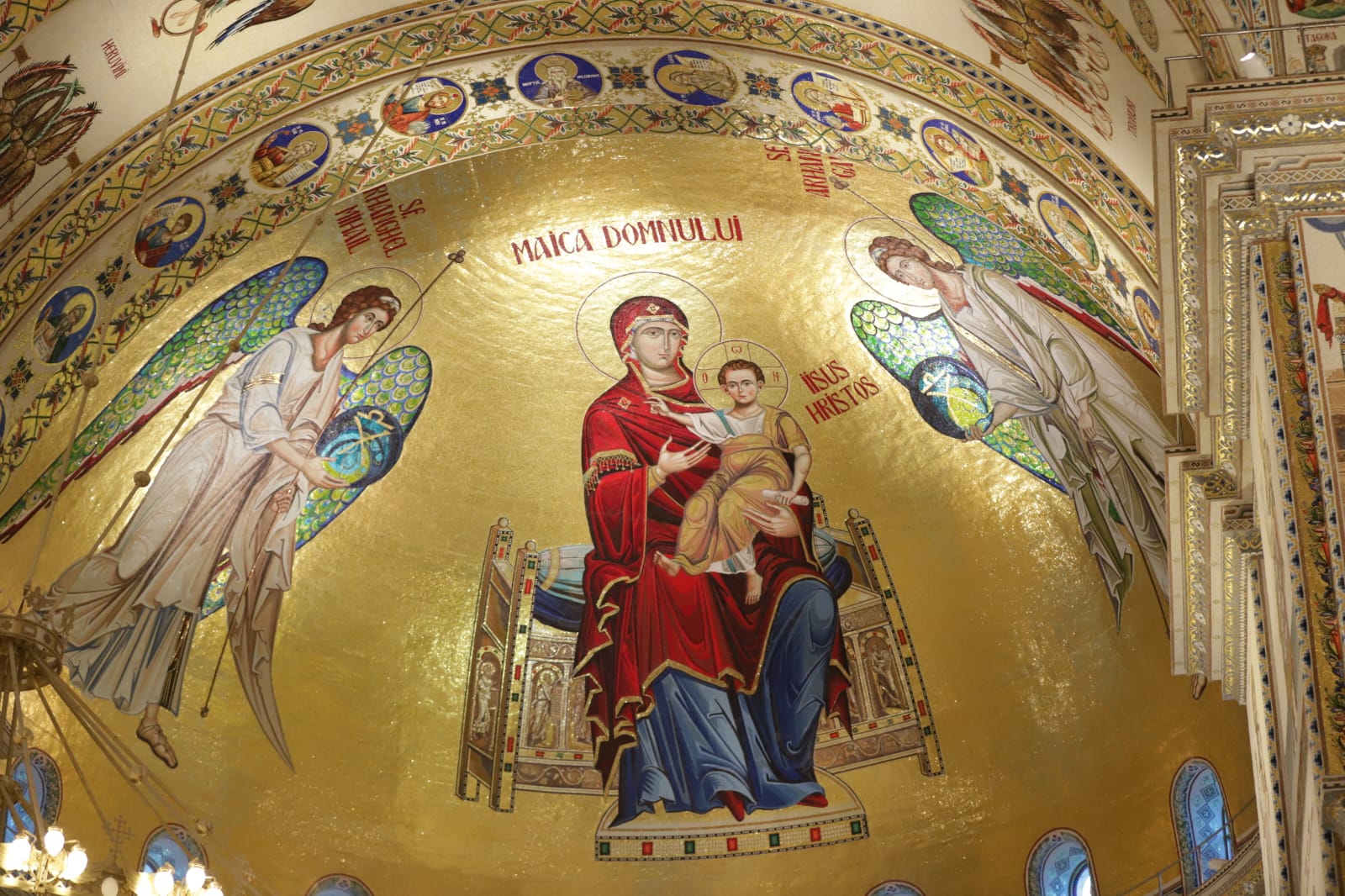 Coadă de credincioși la slujba de la Catedrala Mântuirii Neamului, de Sfântul Andrei