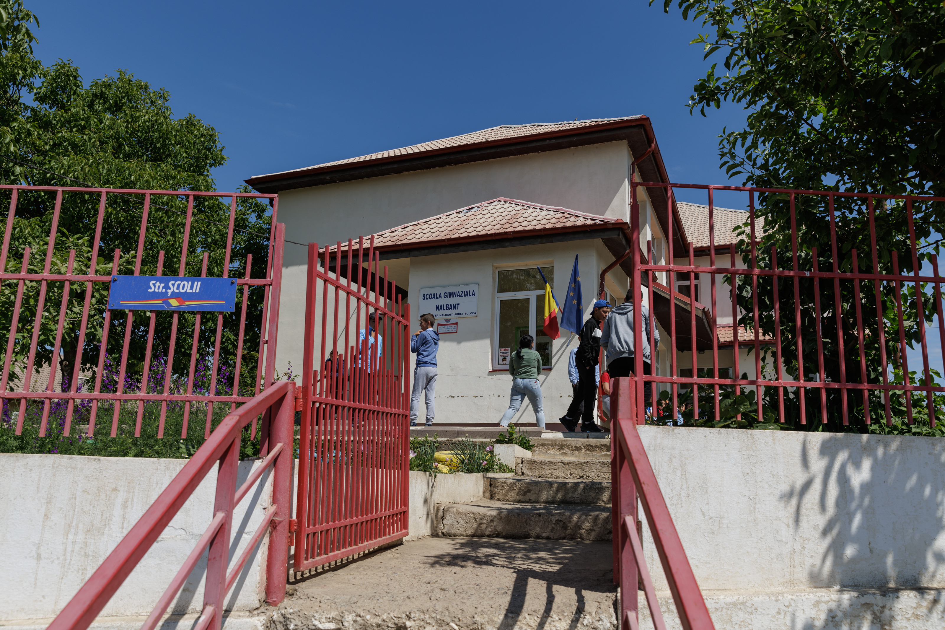 Fundația Ringier a donat zeci de calculatoare, laptopuri și tablete copiilor din două școli din județul Tulcea. Echipamentele vor fi folosite pentru dotarea laboratoarelor de informatică