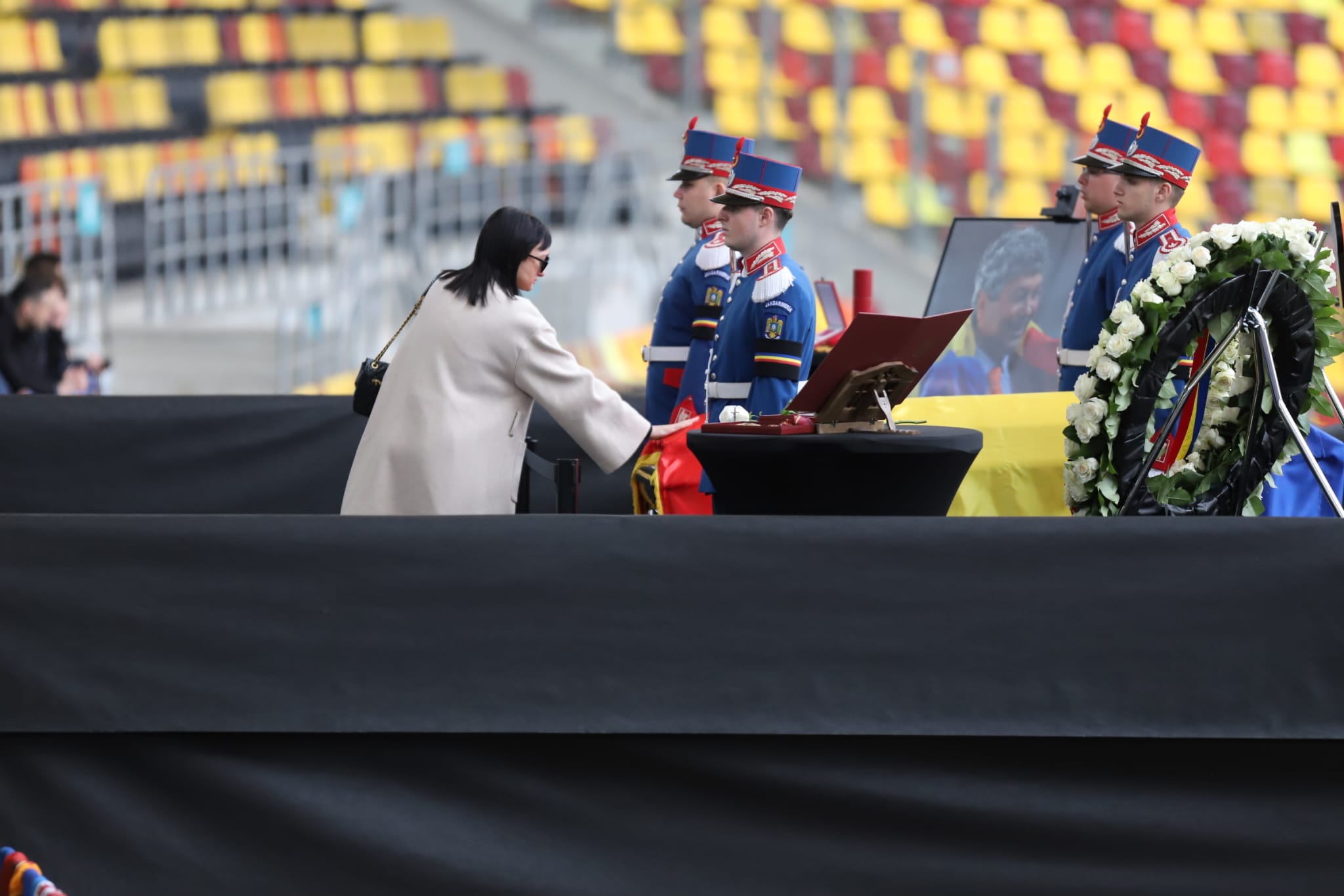 Livetext Mii de români își iau adio de la Mircea Lucescu la Arena Națională înainte de funeraliile cu onoruri militare / „Leucemia i-a provocat și grăbit sfârșitul”