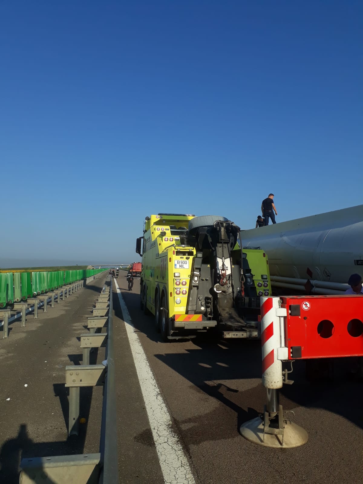 UPDATE: Traficul pe Autostrada Soarelui, blocat și joi din cauza cisternei răsturnate. Se circulă doar pe sensul către Constanța