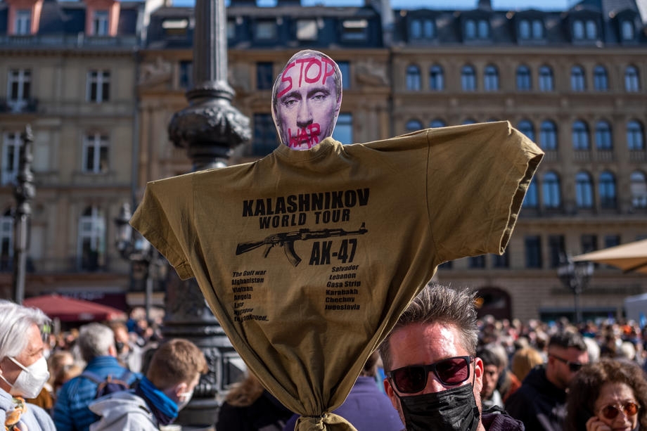 „Unde este vaccinul împotriva războiului?”. Zeci de mii de oameni s-au adunat la Poarta Brandenburg din Berlin pentru a-și arăta susținerea pentru Ucraina