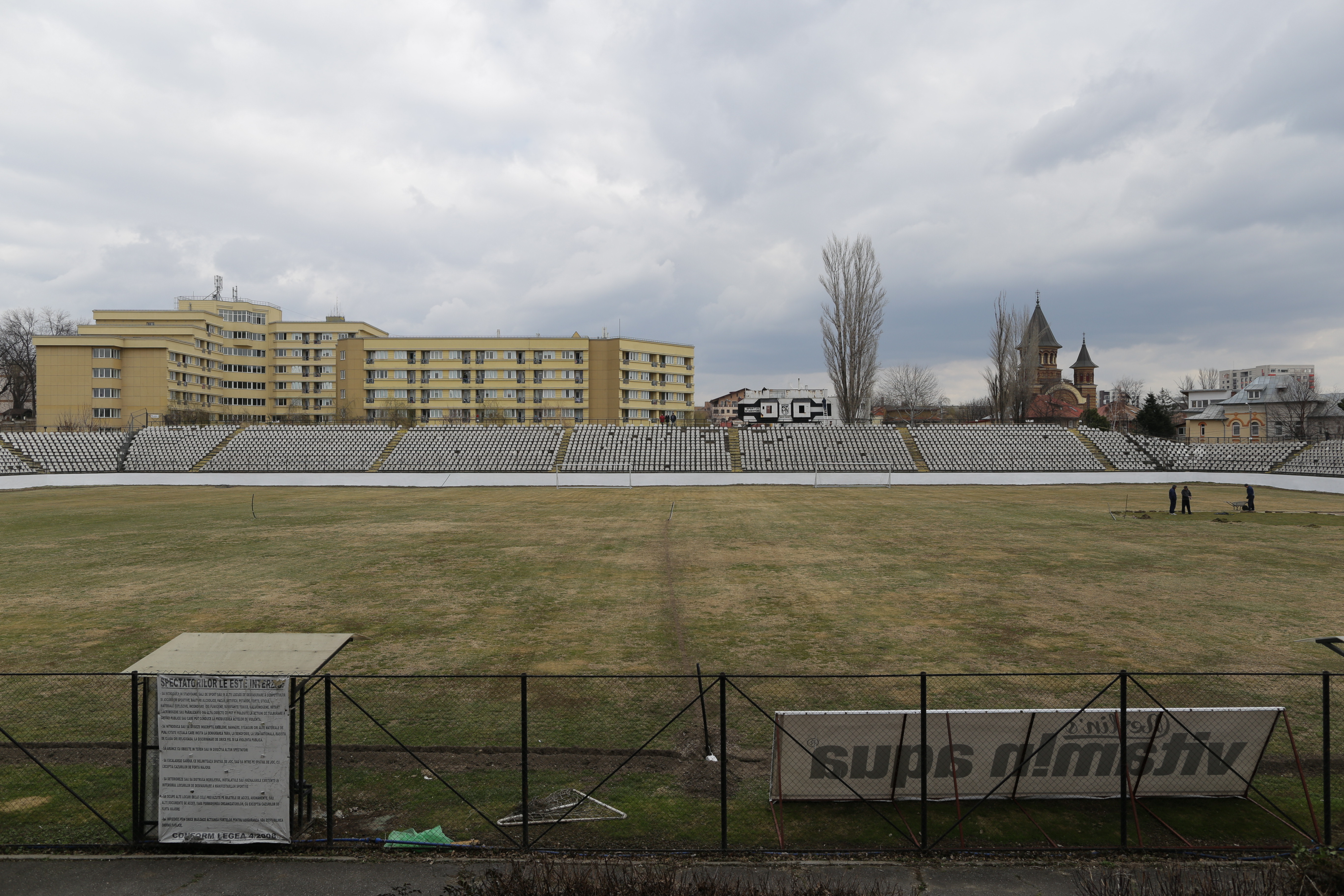 FOTO | Cum arată stadionul din Regie, acolo unde Rapidul va juca returul din Liga 3. Tricouri ”istorice” pentru noile achiziții